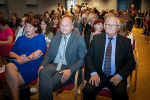 gostitelja prireditve, ravnateljica OŠ Mokronog Zvonka Kostrevc, direktor JSKD mag. Marko Repnik in župan Občine Mokronog Trebelno Anton Maver
